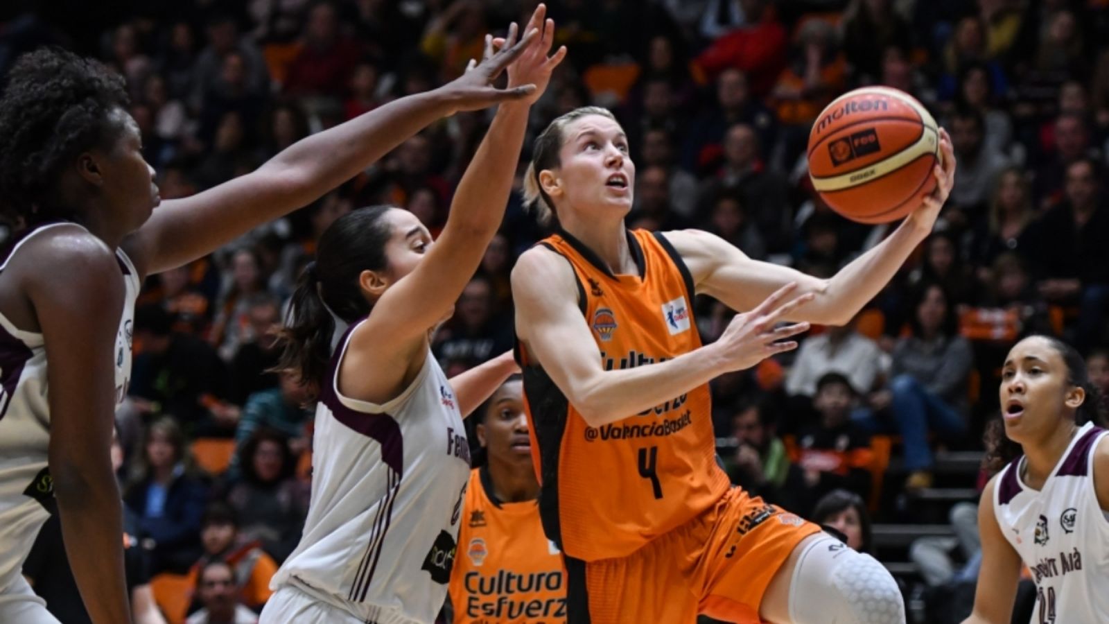 Anna Gómez entra a cistella en un dels partits de lliga.