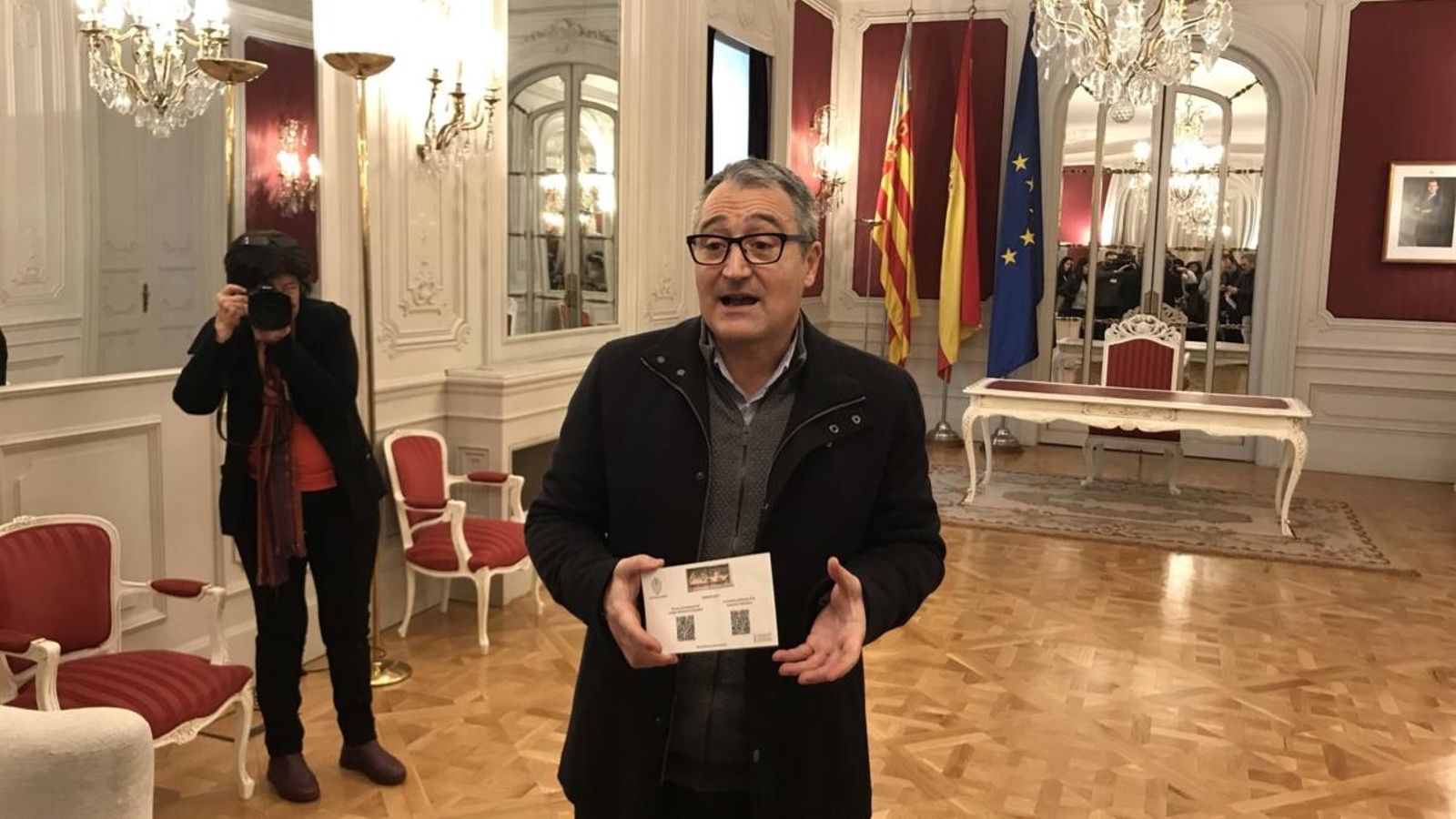 El síndic de comptes, Vicent Cucarella, ha entregat a les Corts Valencianes l'informe de fiscalització