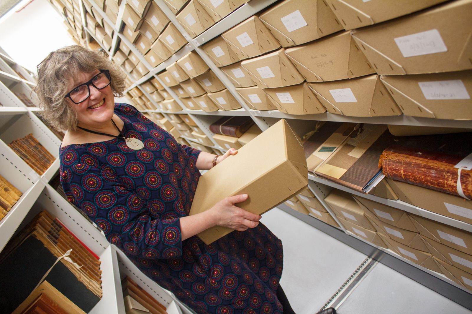 Karen Robson, conservadora de la Hartley Library