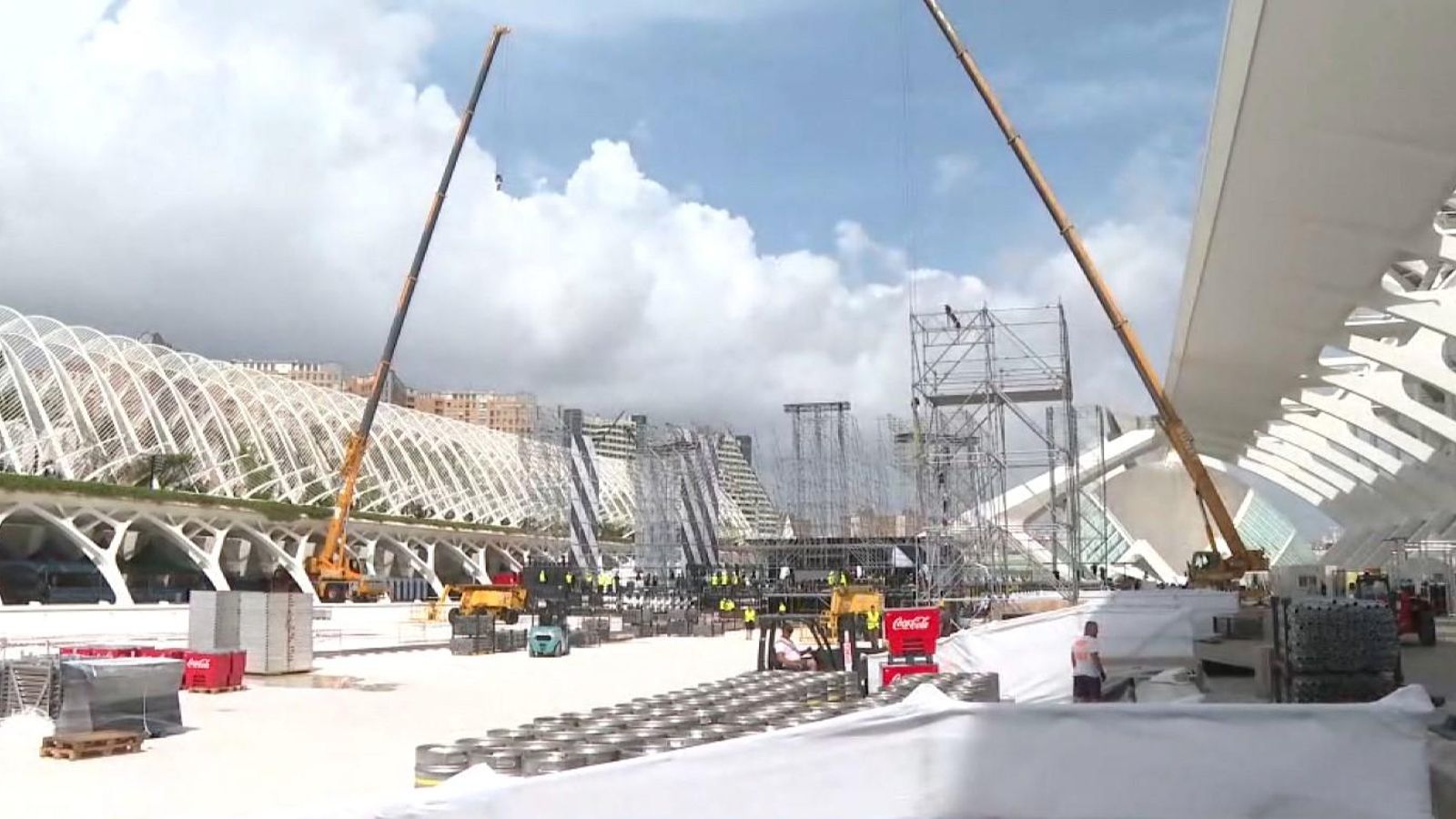 Muntatge de l'escenari per al festival I love reggaeton, a la Ciutat de les Arts i les Ciències de València