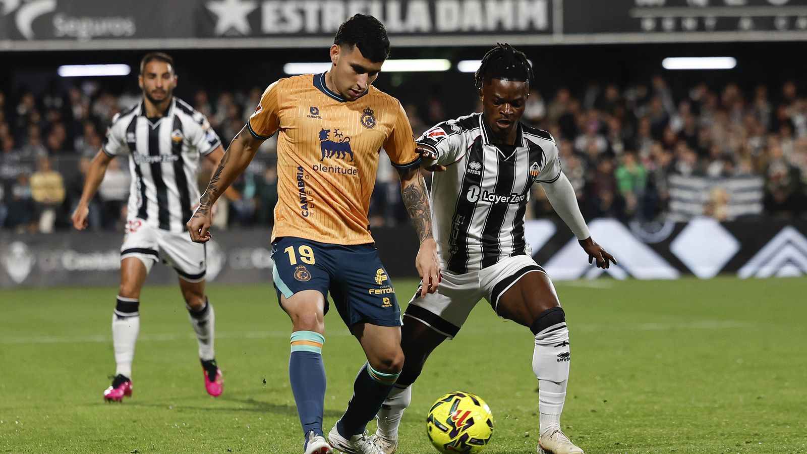 El Castelló tractarà de seguir de ben a prop el Racing, líder amb quatre punts, més l'average particular, d'avantatge