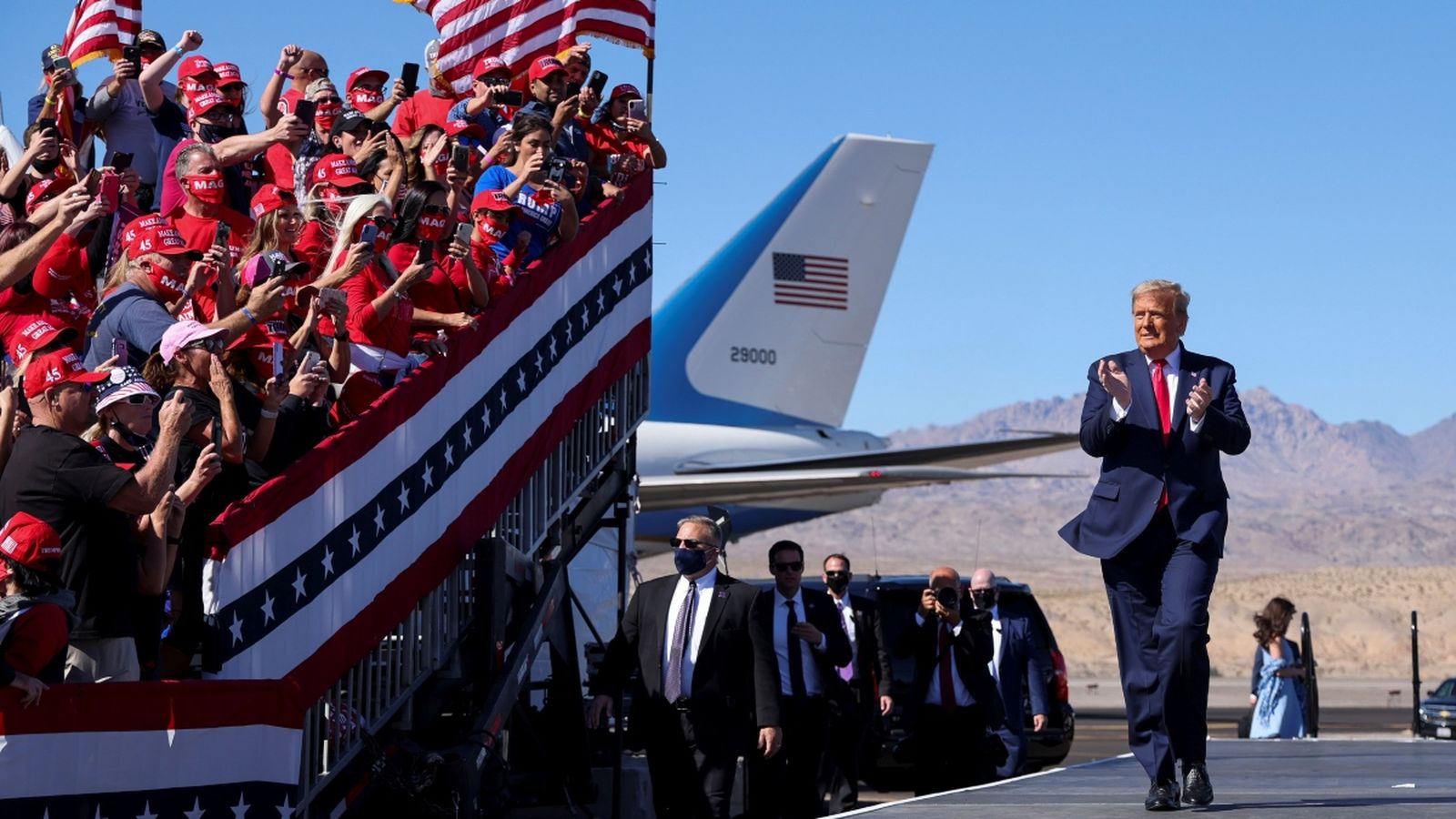 Donald Trump quan arriba al míting de campanya a l'aeroport de Bullhead City, Arizona