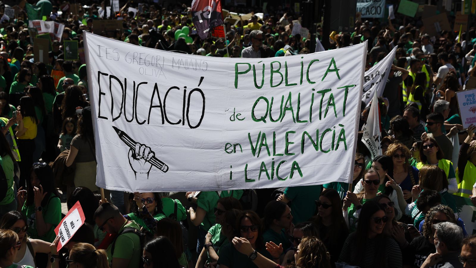 Concentració davant de la porta de la delegació de la Conselleria d'Educació a Castelló de la Plana