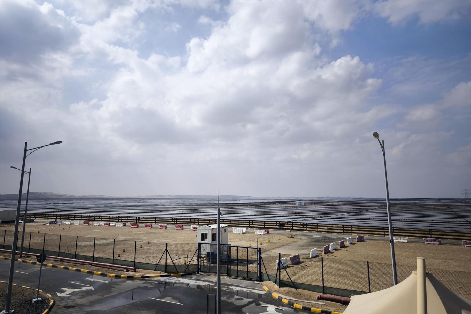 Mar de panells solars ubicat al sud de la capital dels Emirats Àrabs Units