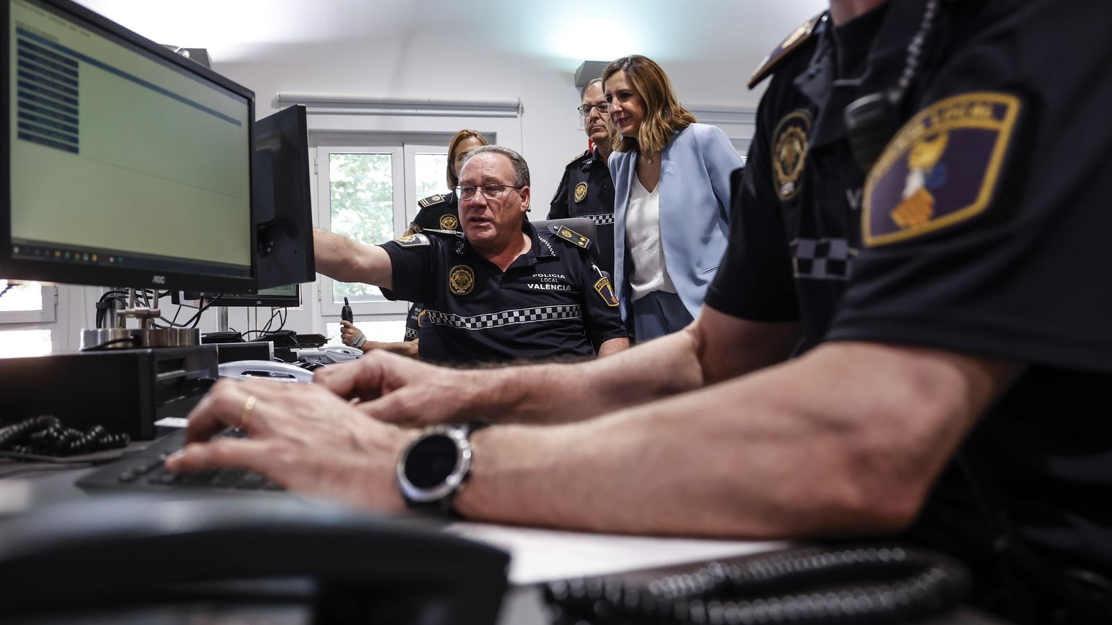 L'alcaldessa amb agents de la la Policia Local de València en una imatge d'arxiu