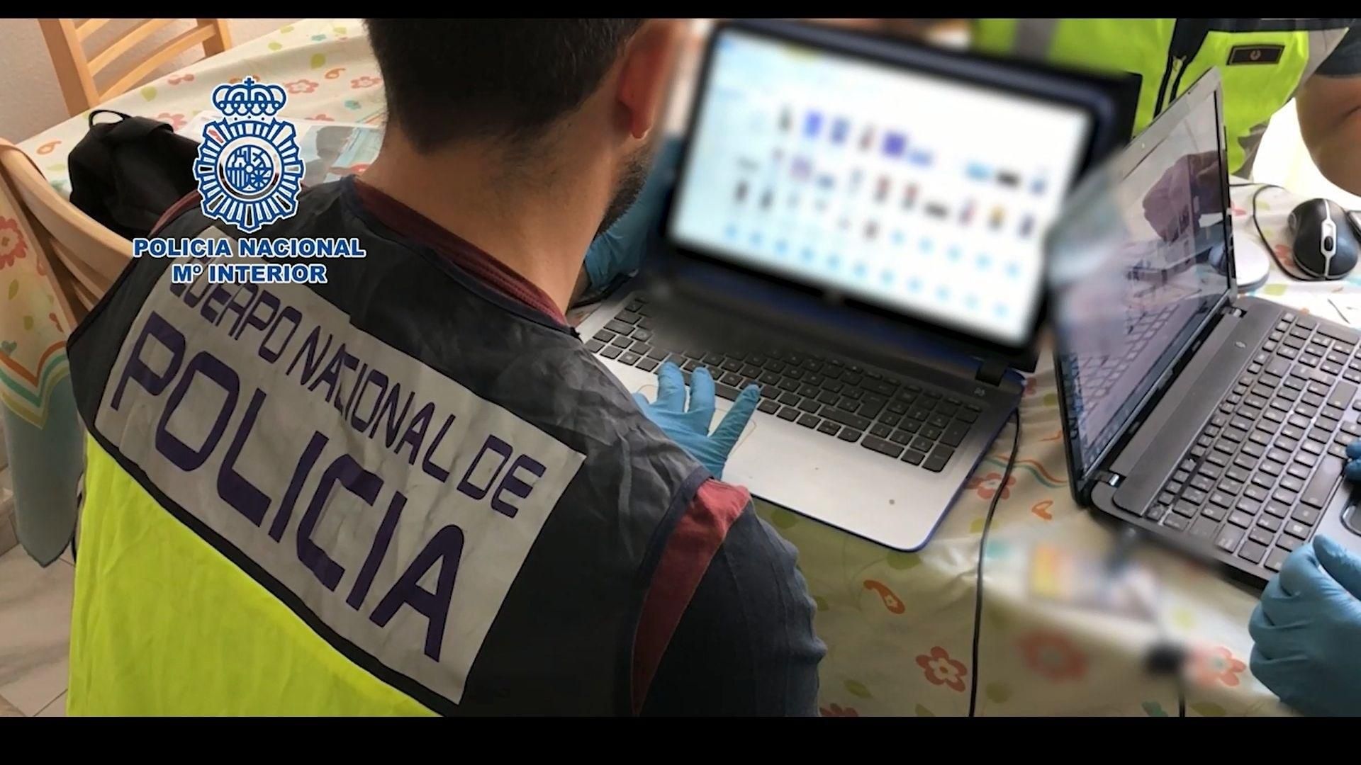 Un agent de la Policia Nacional revisa un ordinador, en una imatge d'arxiu Detenen setze persones per possessió i distribució de material pedòfil de gran cruesa