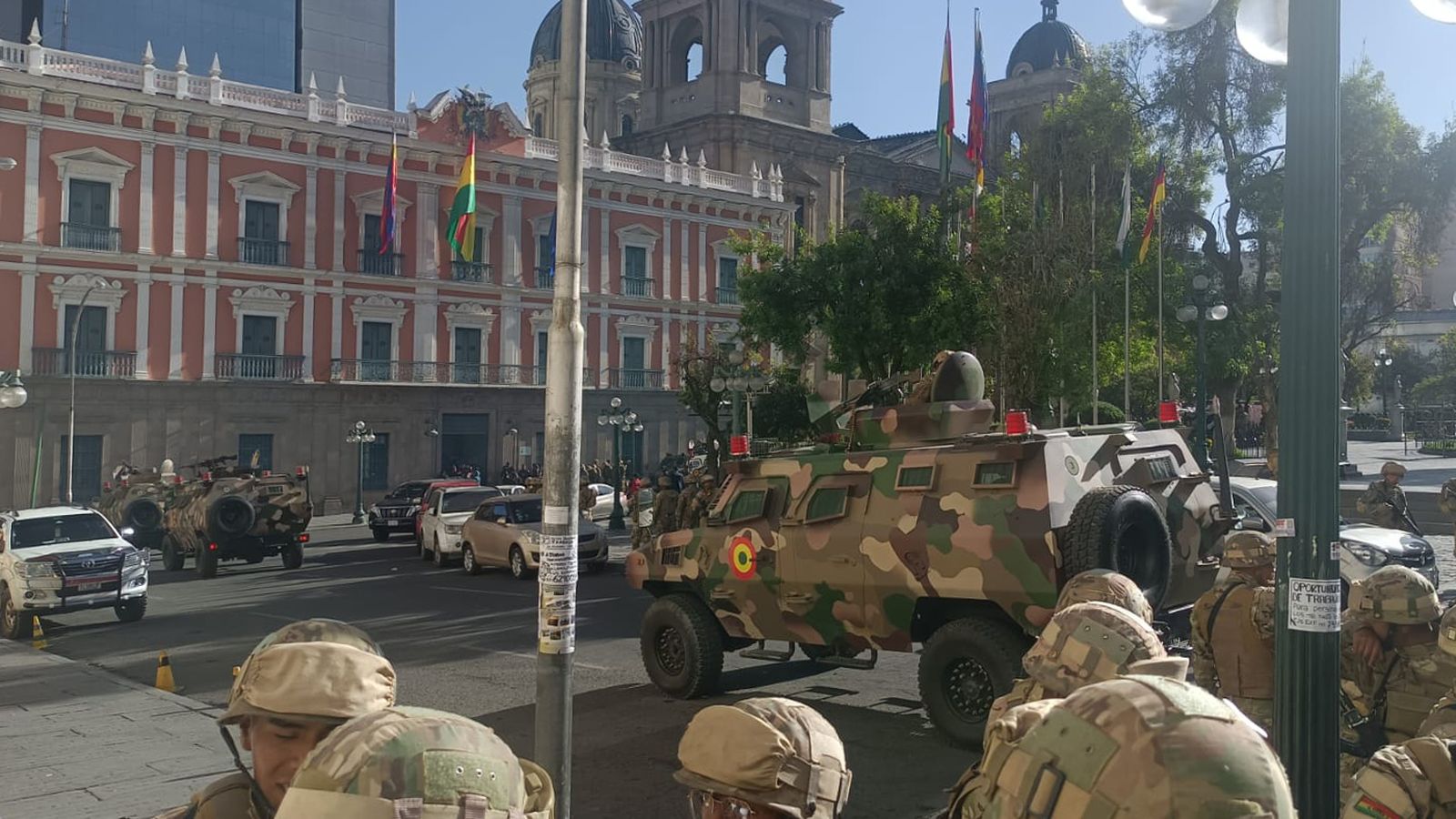 Militars amb tancs davant la seu de l'executiu a Bolívia
