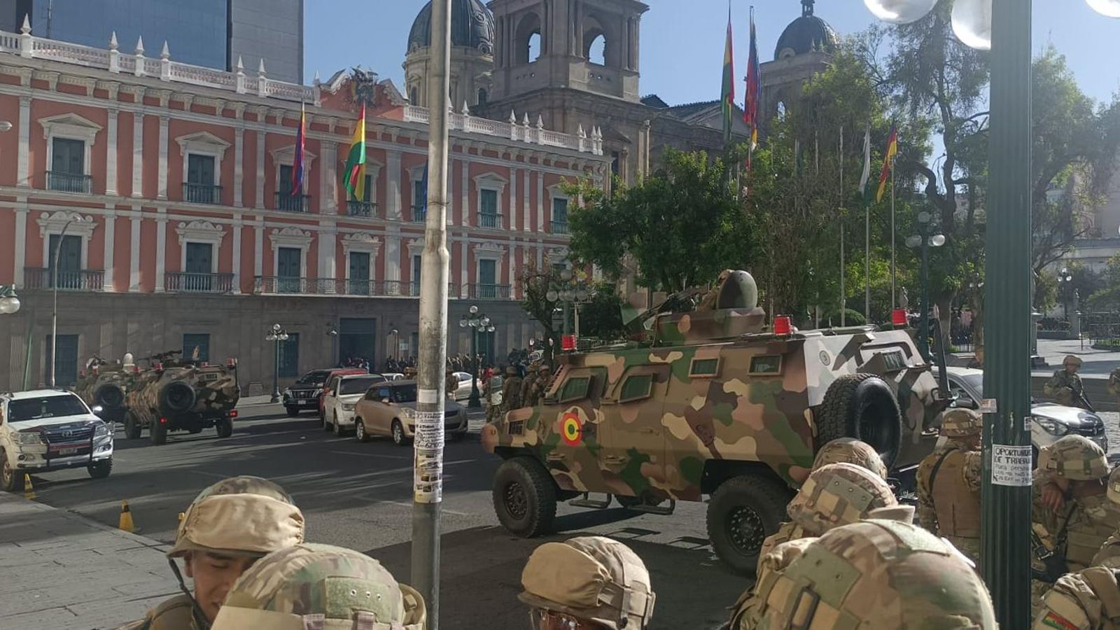 Militars amb tancs davant de la seu de l'executiu a Bolívia Militars amb tancs davant la seu de l'executiu a Bolívia