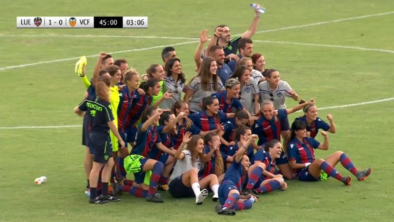 Les jugadores del Llevant celebren el títol