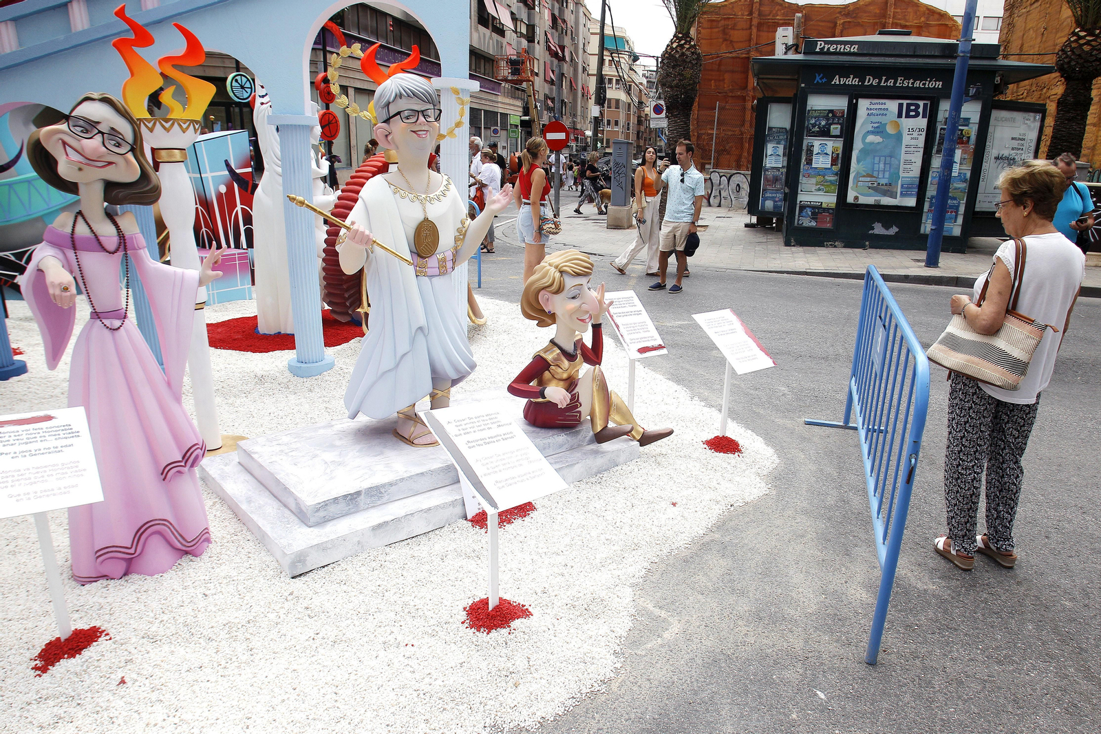 Mónica Oltra, Ximo Puig i Yolanda Díaz vestits de romans a la foguera Diputació-Renfe