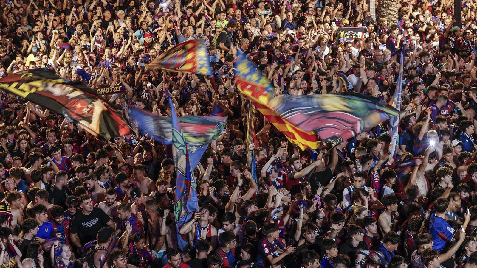 Milers d'aficionats han acompanyat l'equip en les visites institucionals