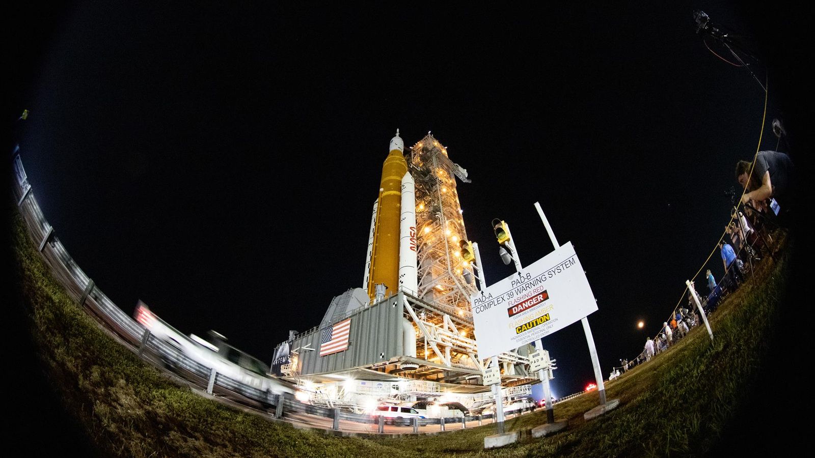 El coet SLS de la missió Artemis I, en la rampa de llançament a cap Canaveral, Florida