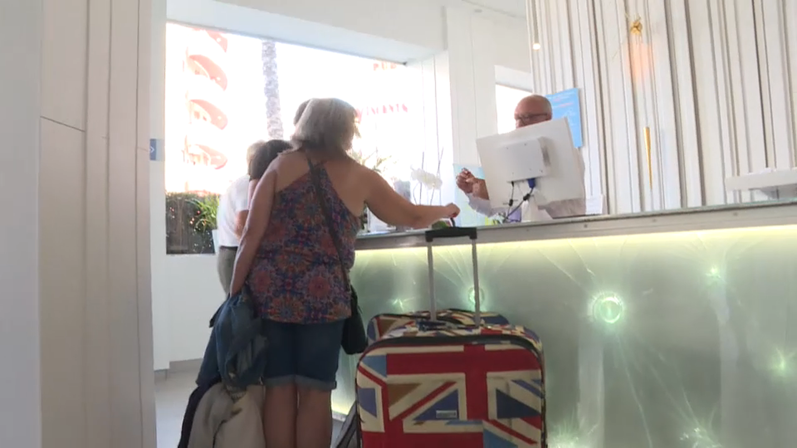 Turistes en la recepció d'un hotel de Benidorm
