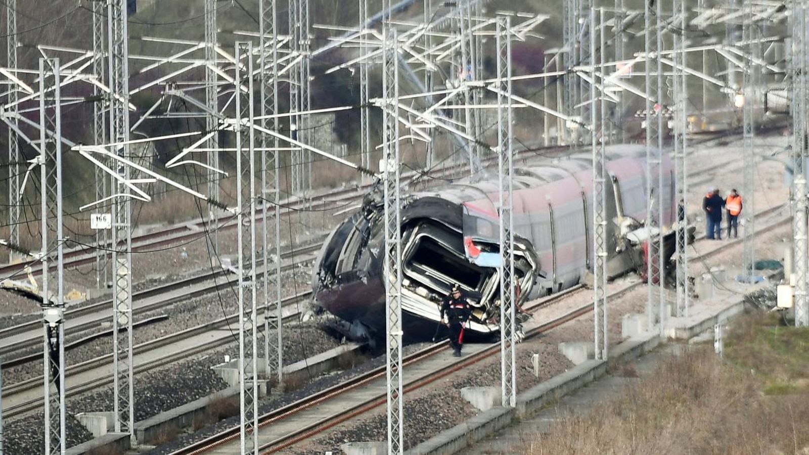 Personal d'emergències treballant en el lloc dels fets