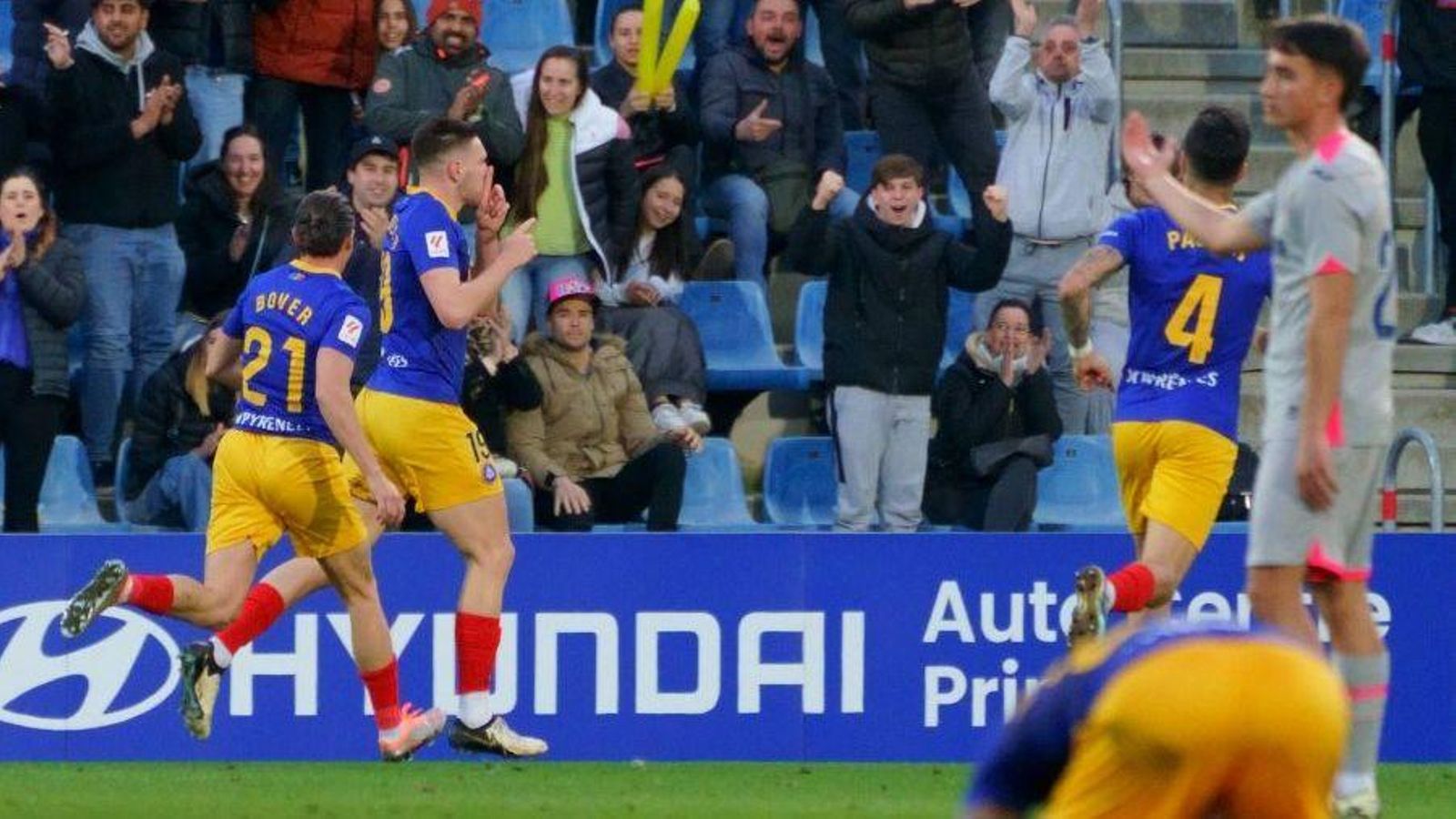 Els jugadors locals celebren el gol de l'empat