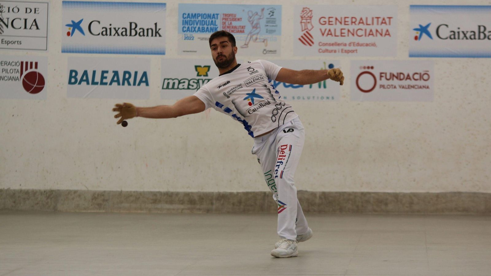 Francés colpeja una pilota