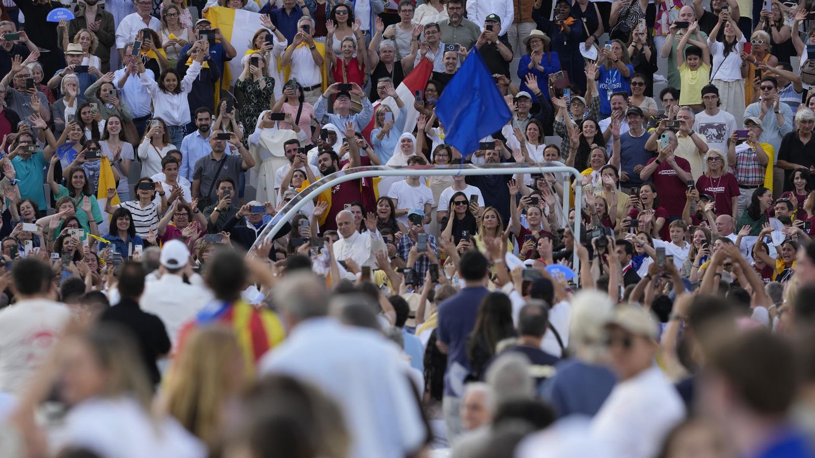 El papa León XIV saluda als fidels a la seua arribada a la vigília celebrada amb 40.000 persones este dimarts en l'Estadi Olímpic de Barcelona.