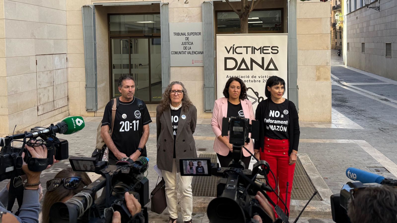 Representants de l'Associació de Víctimes de la dana 29 d'Octubre de 2024, en una roda de premsa este dimecres