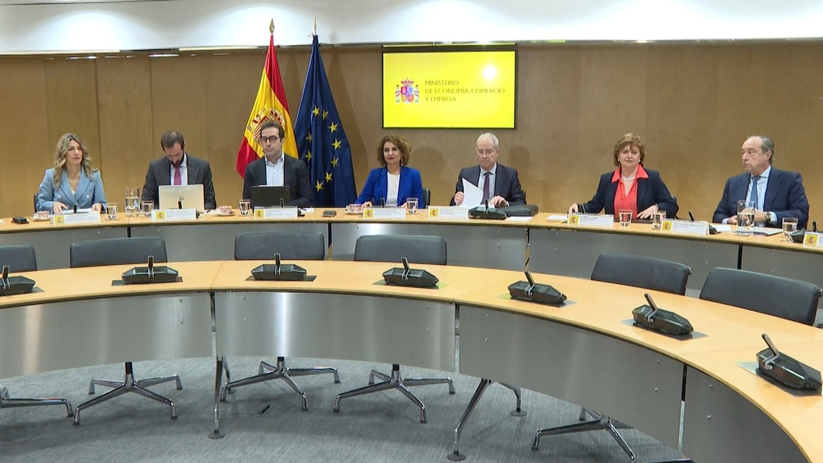 Trobada presidida per la vicepresidenta primera i ministra d’Hisenda, María Jesús Montero, amb la vicepresidenta segona i ministra de Treball, Yolanda Díaz; la vicepresidenta tercera i ministra de Transició Ecològica, Sara Aagesen; el ministre d’Economia, Carlos Cuerpo, i la ministra de Seguretat Social i portaveu del govern, Elma Saiz