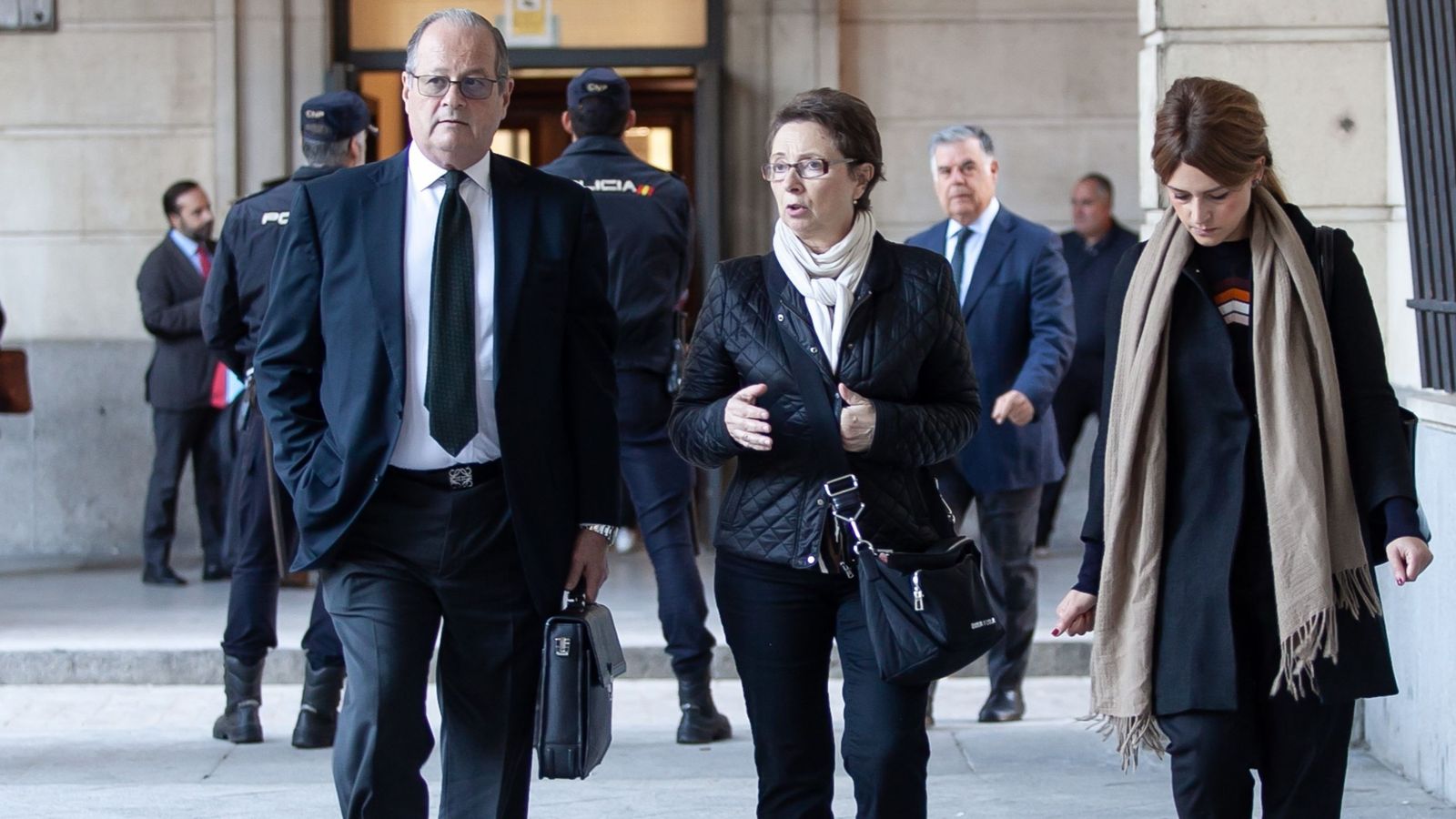 L'advocat i catedràtic Víctor Moreno, amb l'exconsellera de la Junta Martínez Aguayo (centre) en el juí dels ERO d'Andalusia