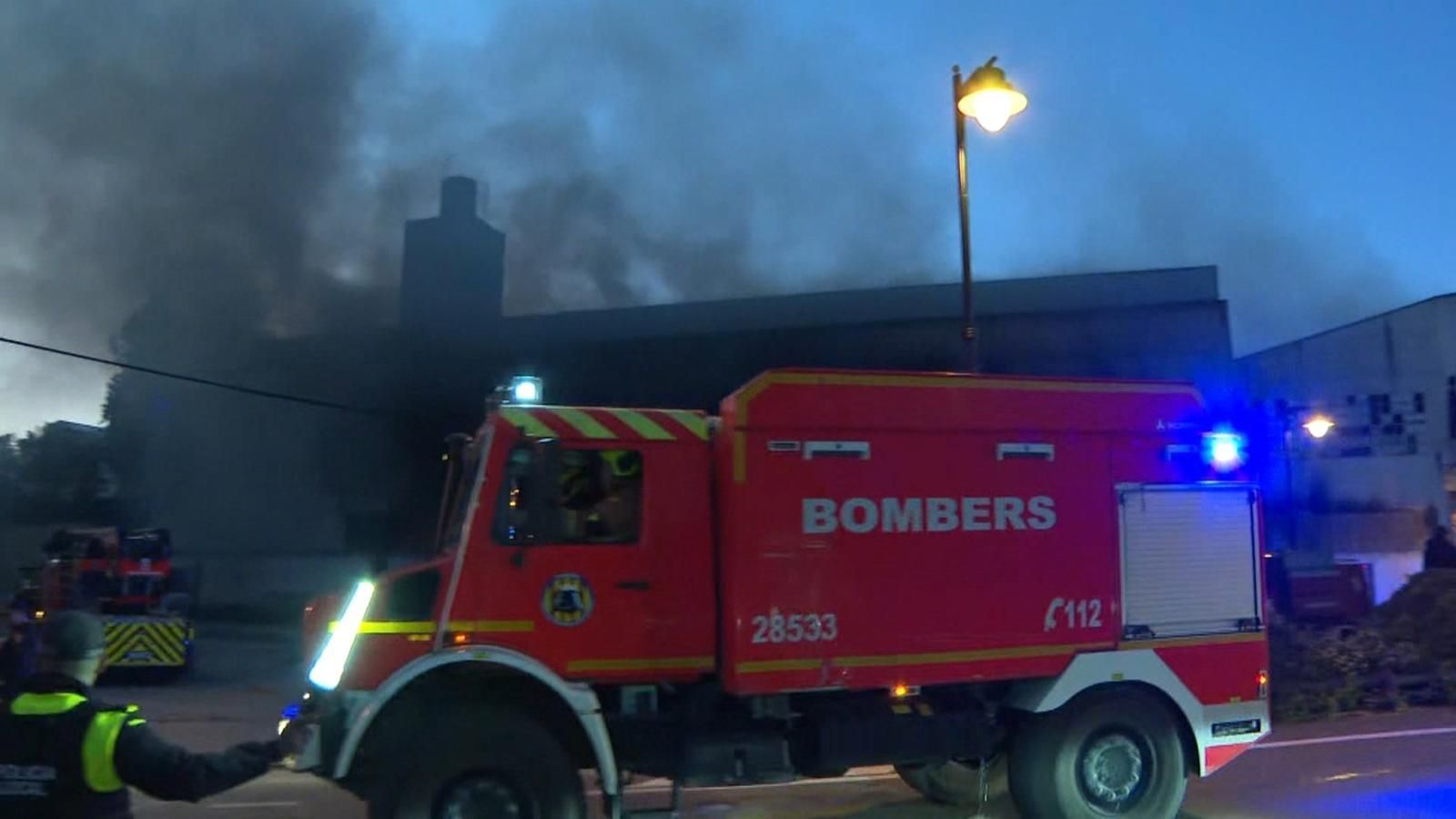 Nau industrial d'Ontinyent en flames