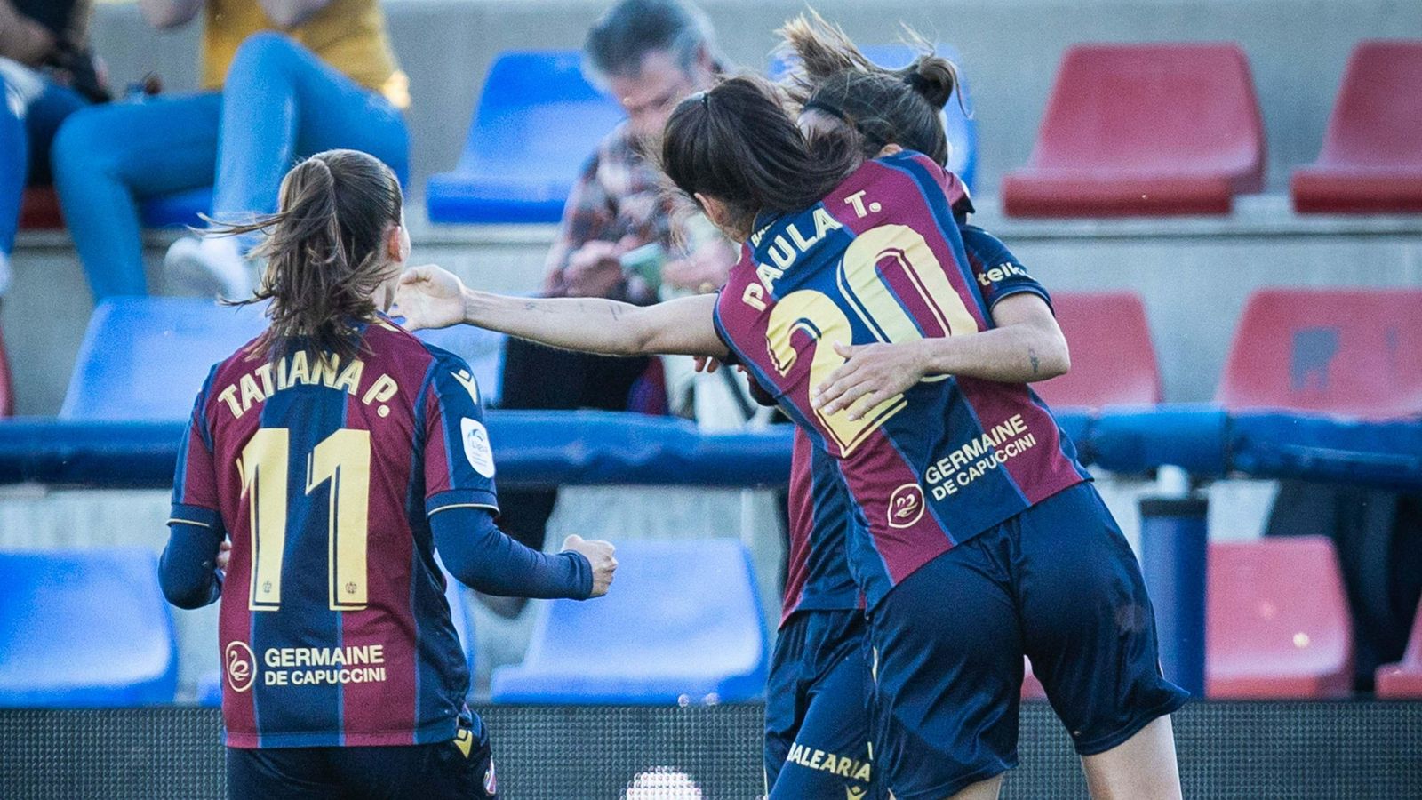 Les jugadores granotes celebren un dels gols