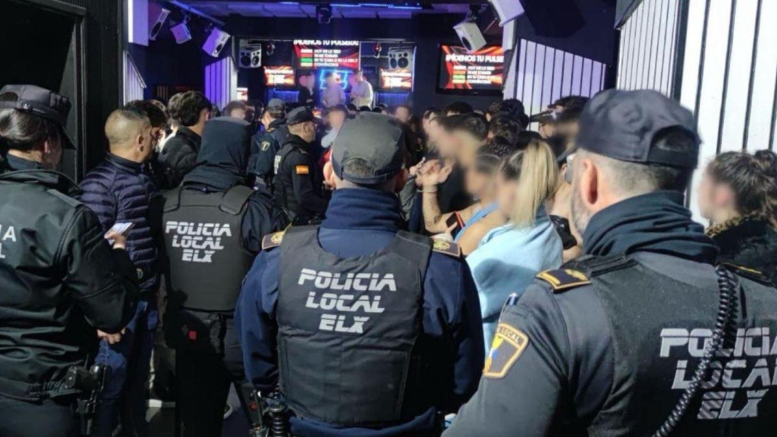 Agents de la Policia Local d'Elx del dispositiu de control d'aforaments de locals d'oci