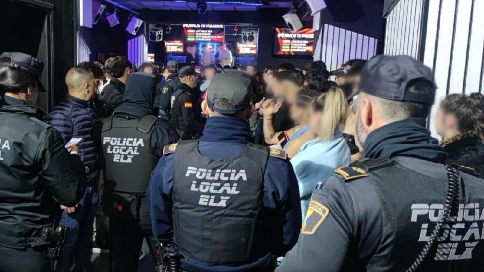 Agents de la Policia Local d'Elx del dispositiu de control d'aforaments de locals d'oci