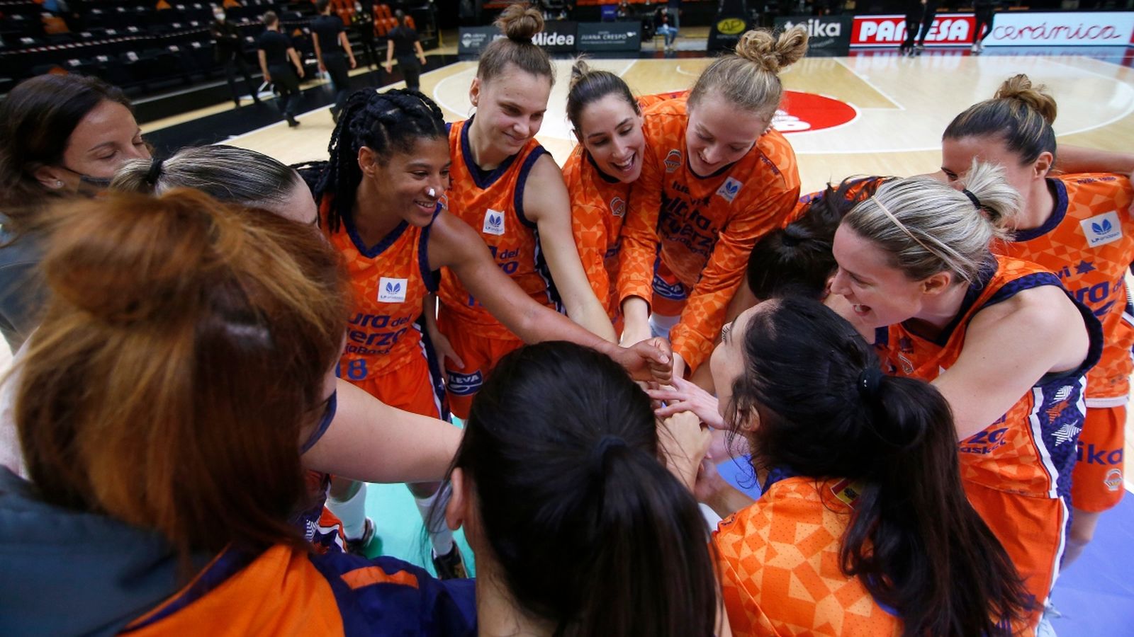 Les jugadores taronja celebren una nova victòria