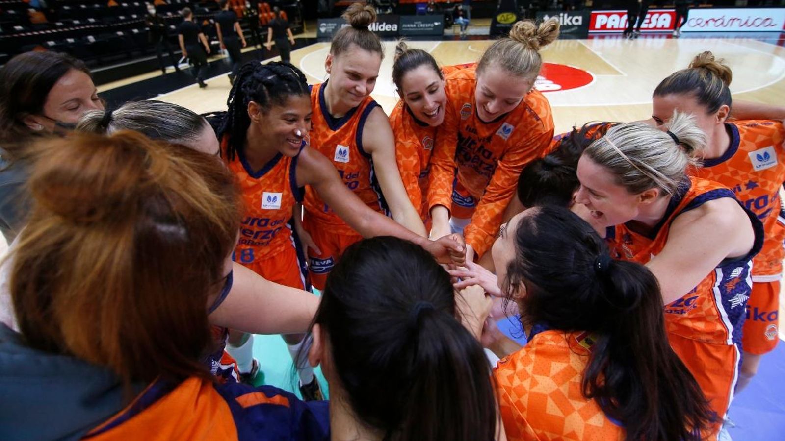 Les jugadores taronja celebren una nova victòria