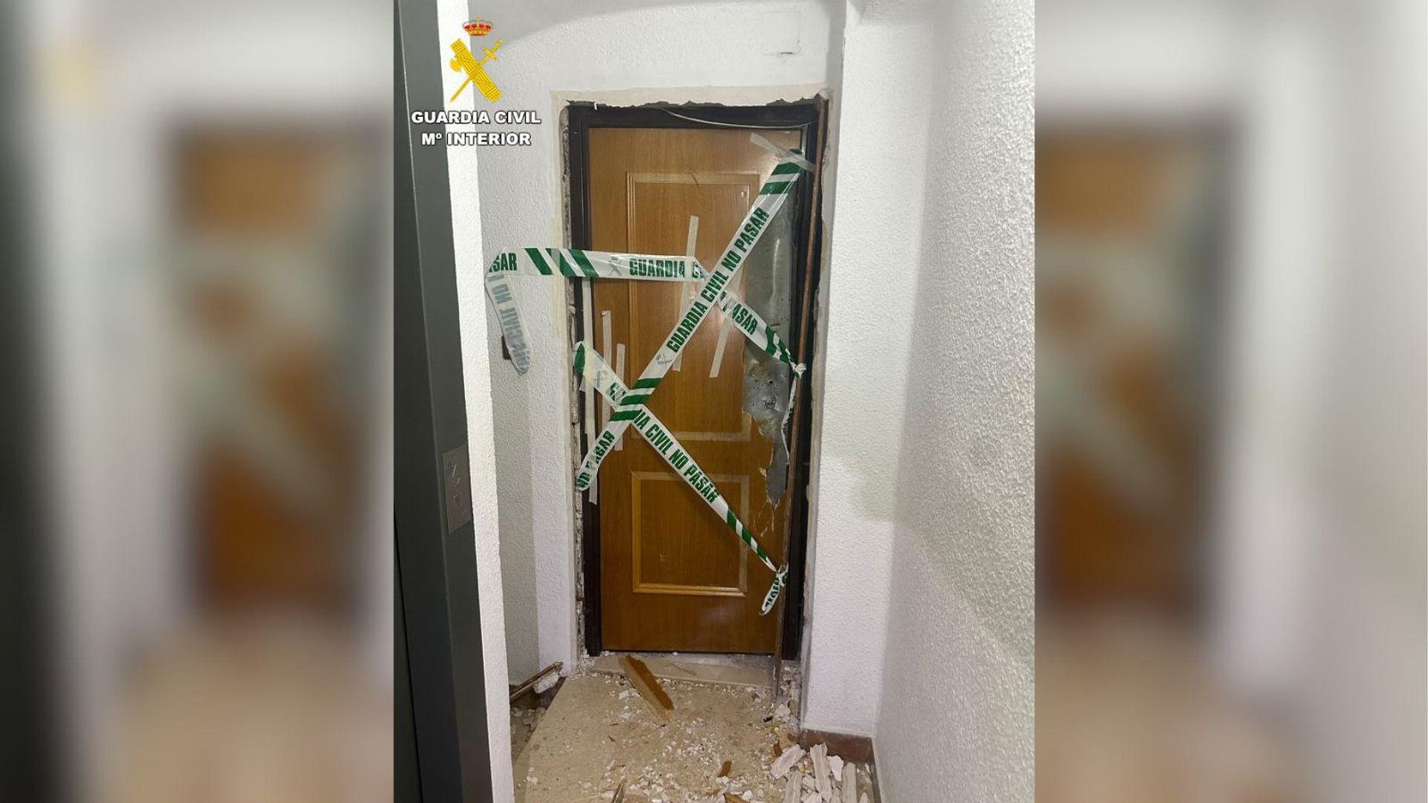 Estat de la porta de l'habitatge després de la intervenció dels agents
