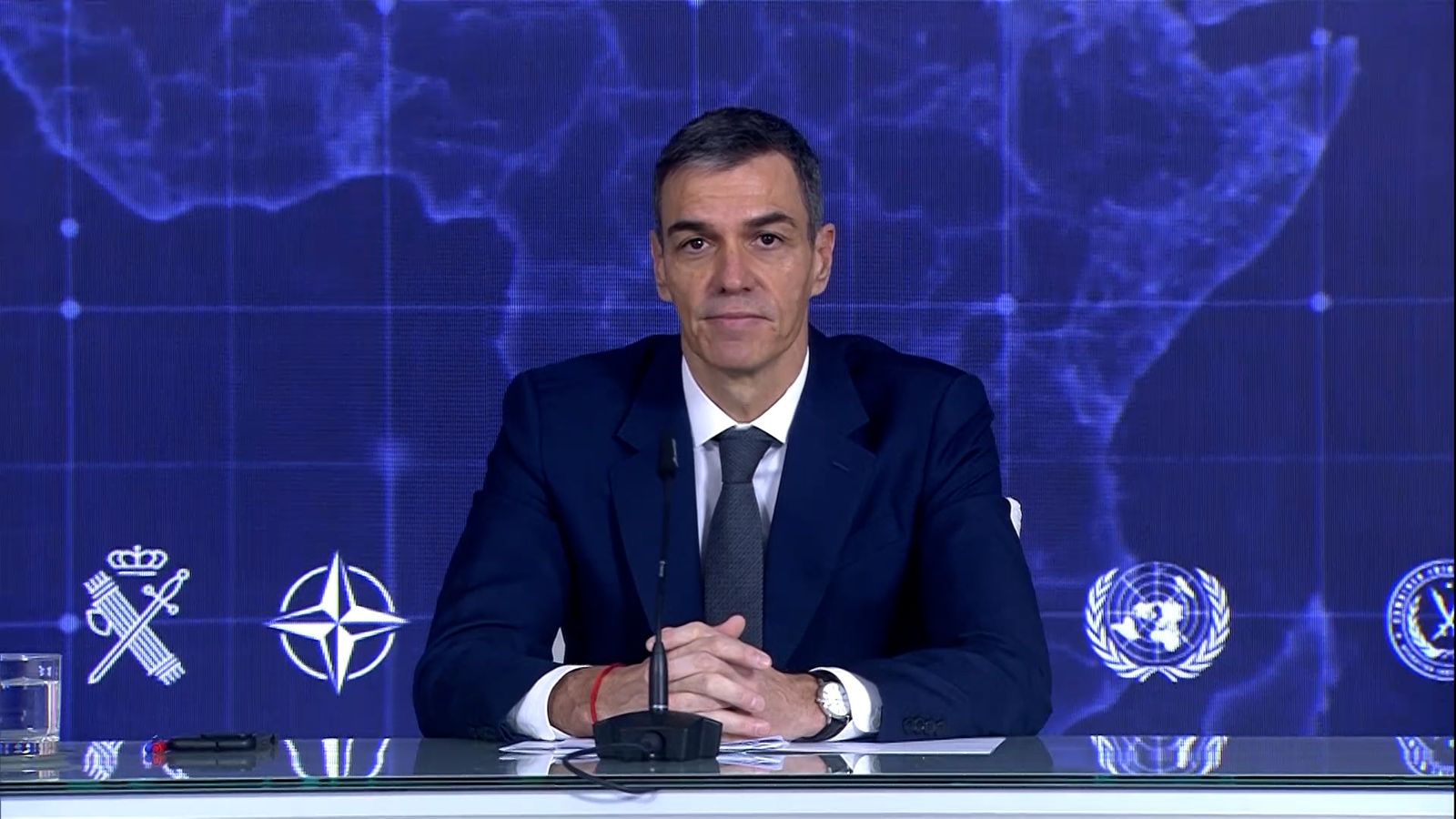 El president del govern, Pedro Sánchez, durant la videotelefonada les missions militars desplegades en l'exterior