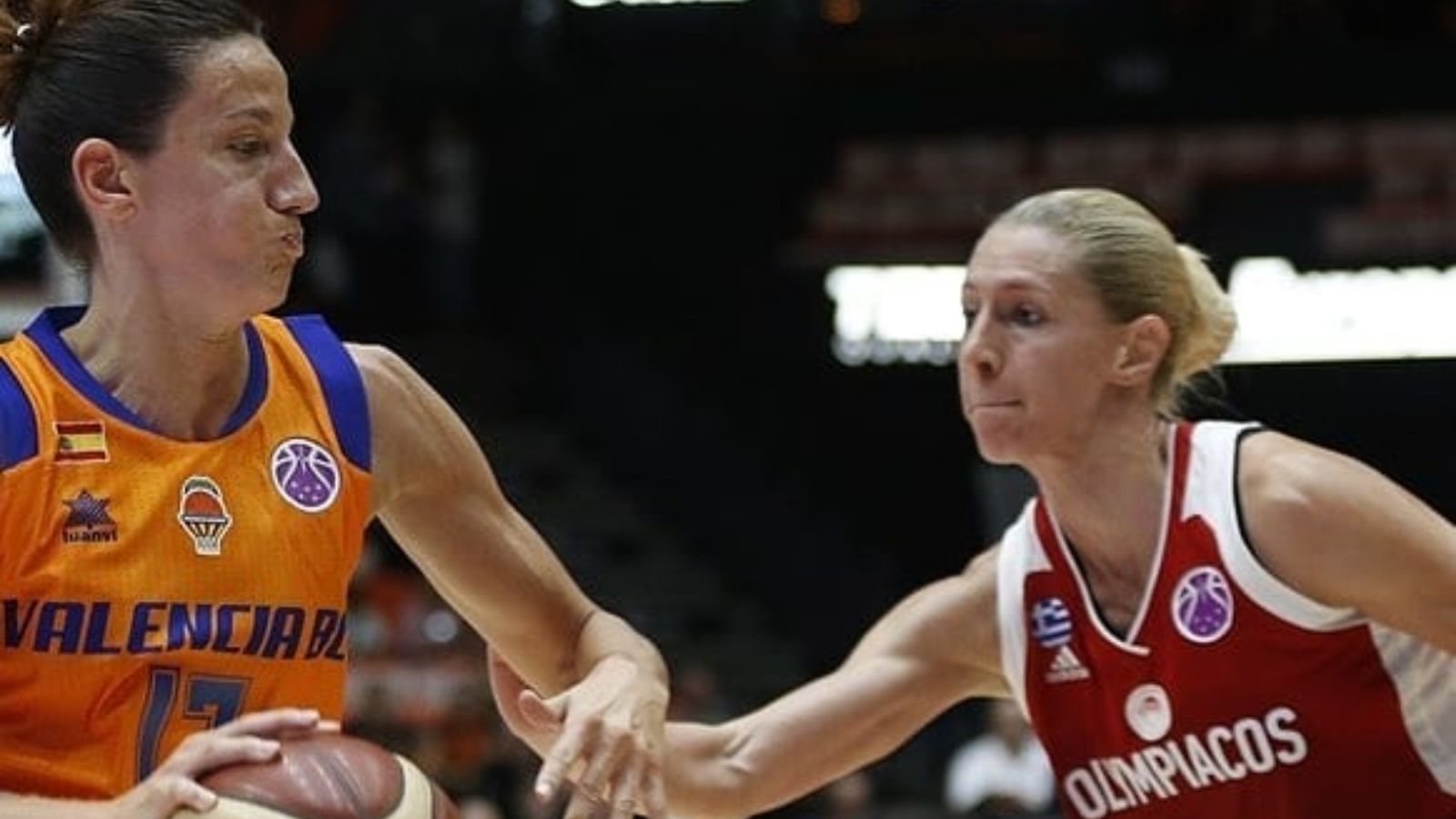 Moment de joc de María Pina, màxima anotadora taronja del partit