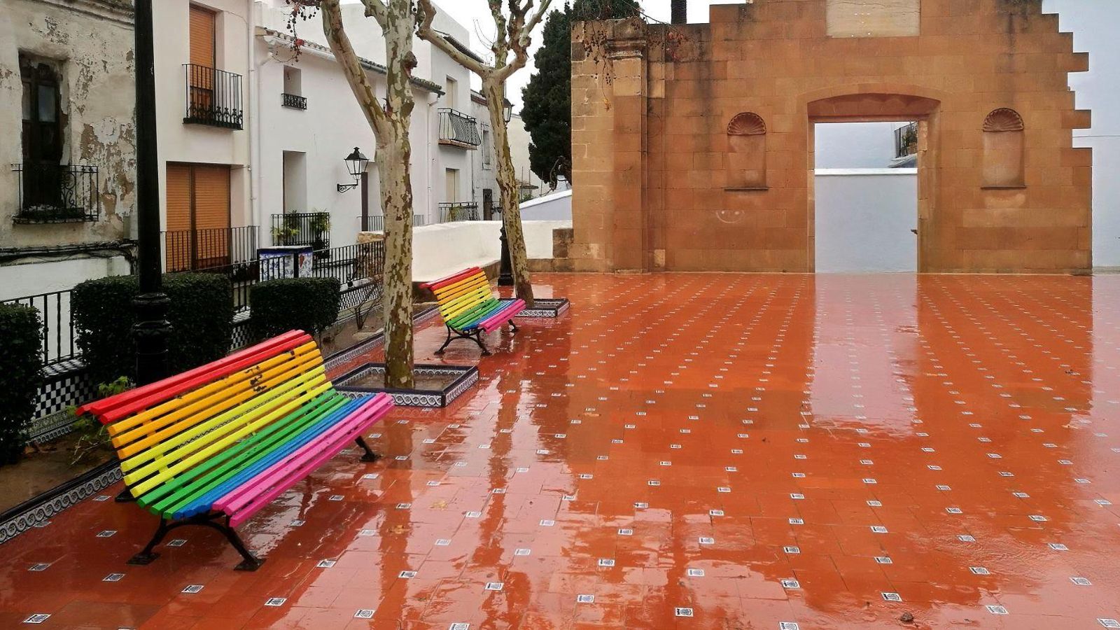 Imatge d'arxiu dels bancs que es van pintar amb motiu de l'Orgull LGTBIQ+ el 2017