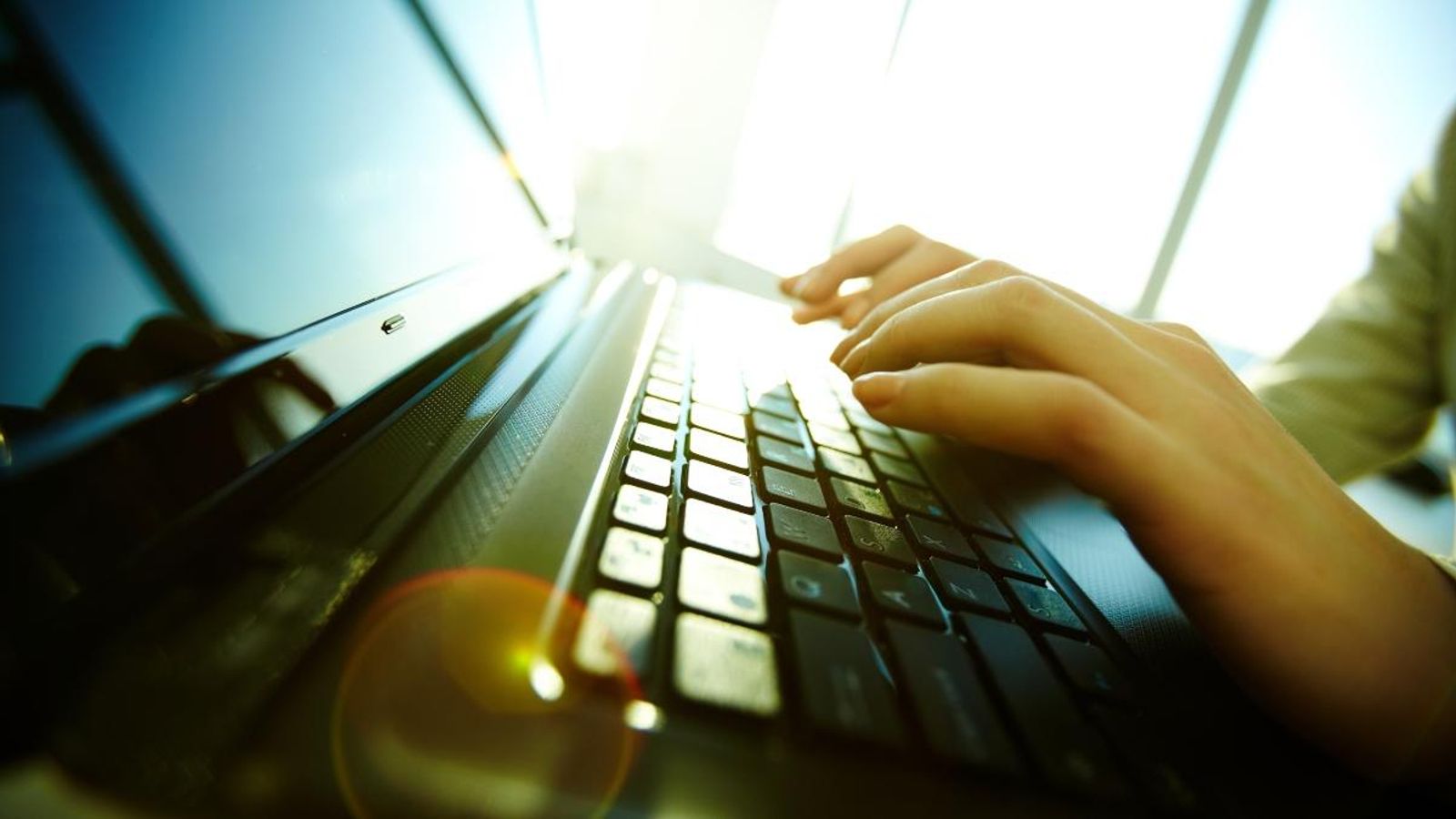 Imatge d'una persona teclejant en un ordinador portàtil
