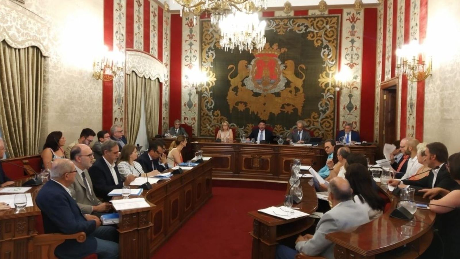 L'Ajuntament d'Alacant ha aprovat aquest dijous en el ple municipal pujar els sous de tota la corporació