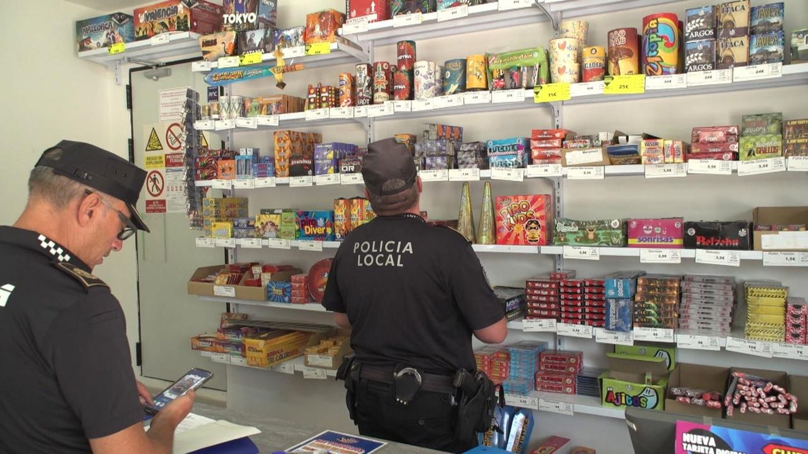 La Policia inspecciona un punt de venda de pirotècnia a Elx