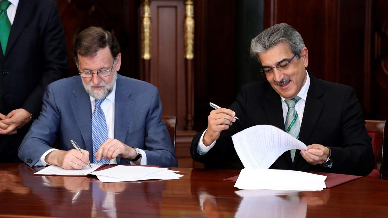 Mariano Rajoy i Román Rodríguez, durant la firma de l'acord pel qual Nueva Canarias recolzarà els Pressupostos Generals de l'Estat