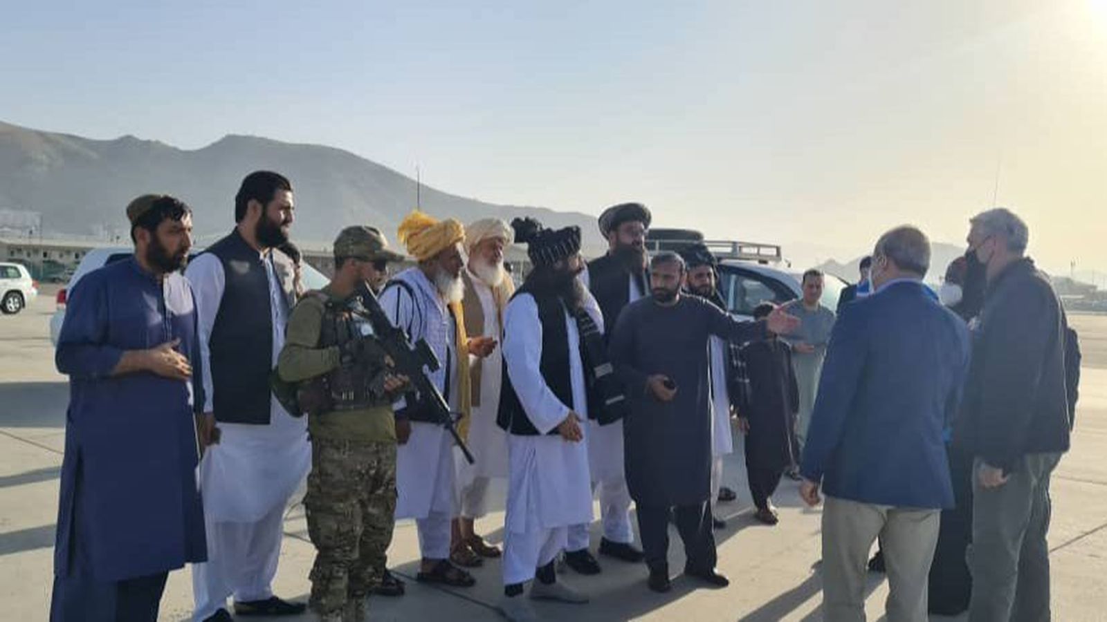 Oficials talibans reben a l'alt comissionat de l'ONU l'aeroport de Kabul