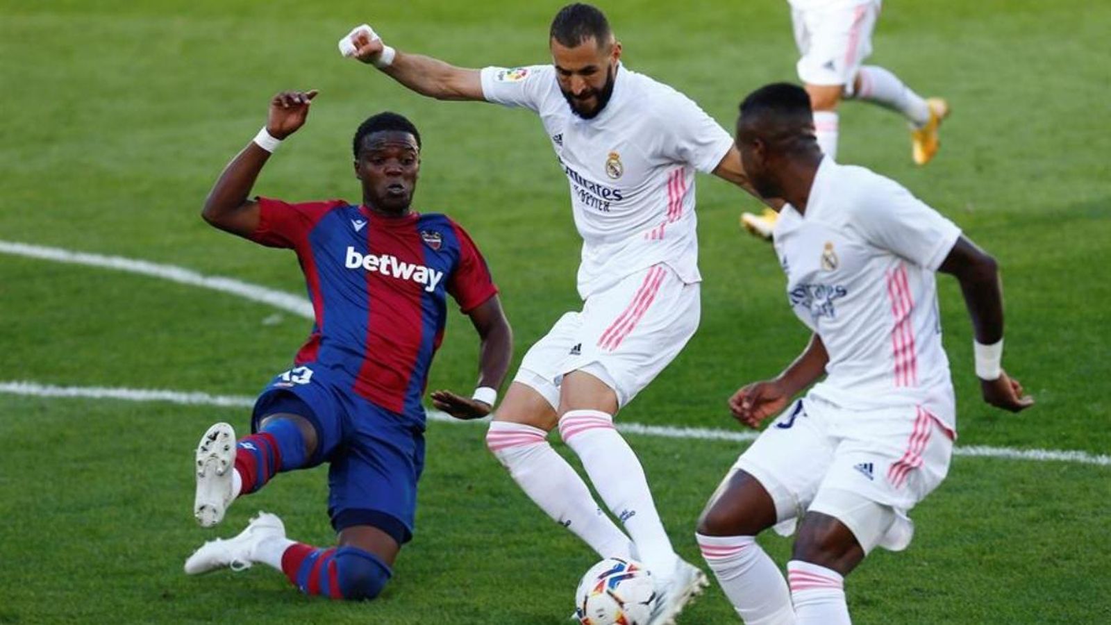 Malsa lluita per un baló amb els dos golejadors del partit, Vinicius i Benzema