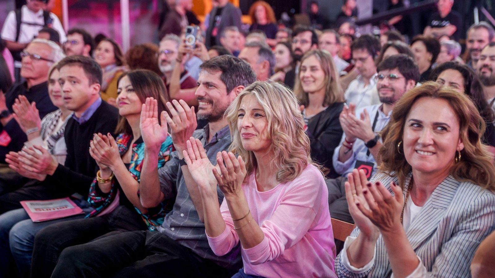 Yolanda Díaz, acompanyada d'altres càrrecs de Sumar, en la clausura de l'assemblea fundacional