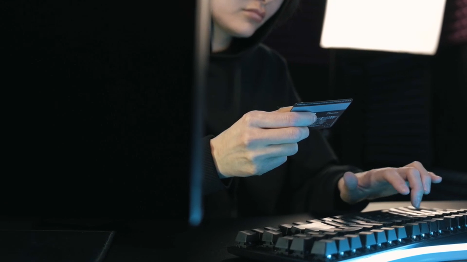 Persona mira la tarjeta del banc i escriu les dades a internet