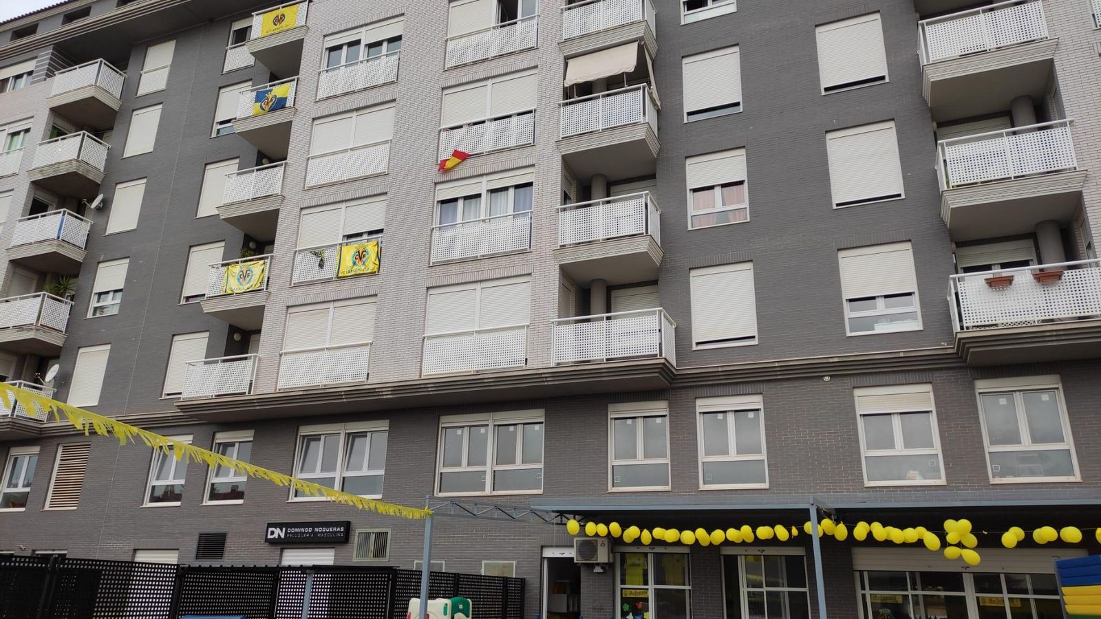 Els balcons del municipi s'engalanen amb banderes del Vila-real