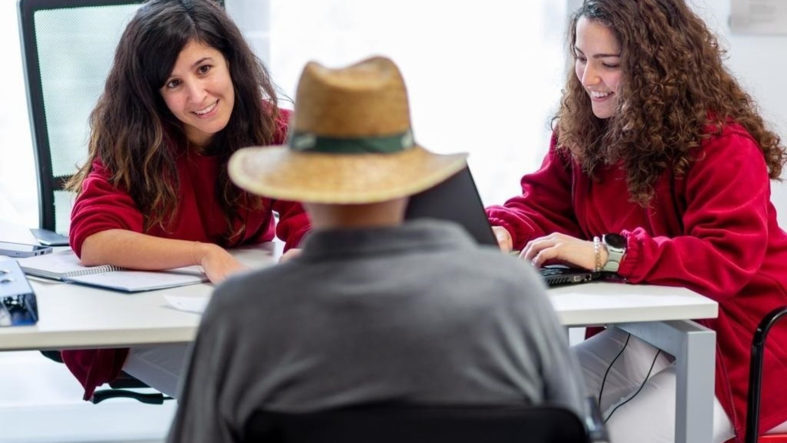 ntegrants del grup d’investigació de la Universitat de València durant les entrevistes als residents de les residències