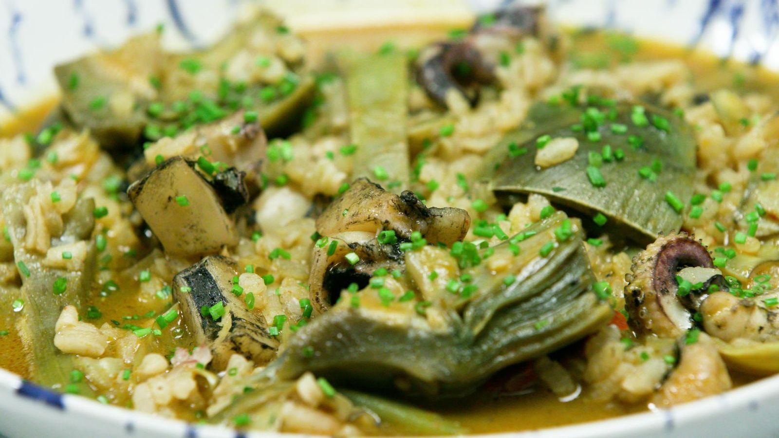 Arròs melós de sépia bruta amb carxofa