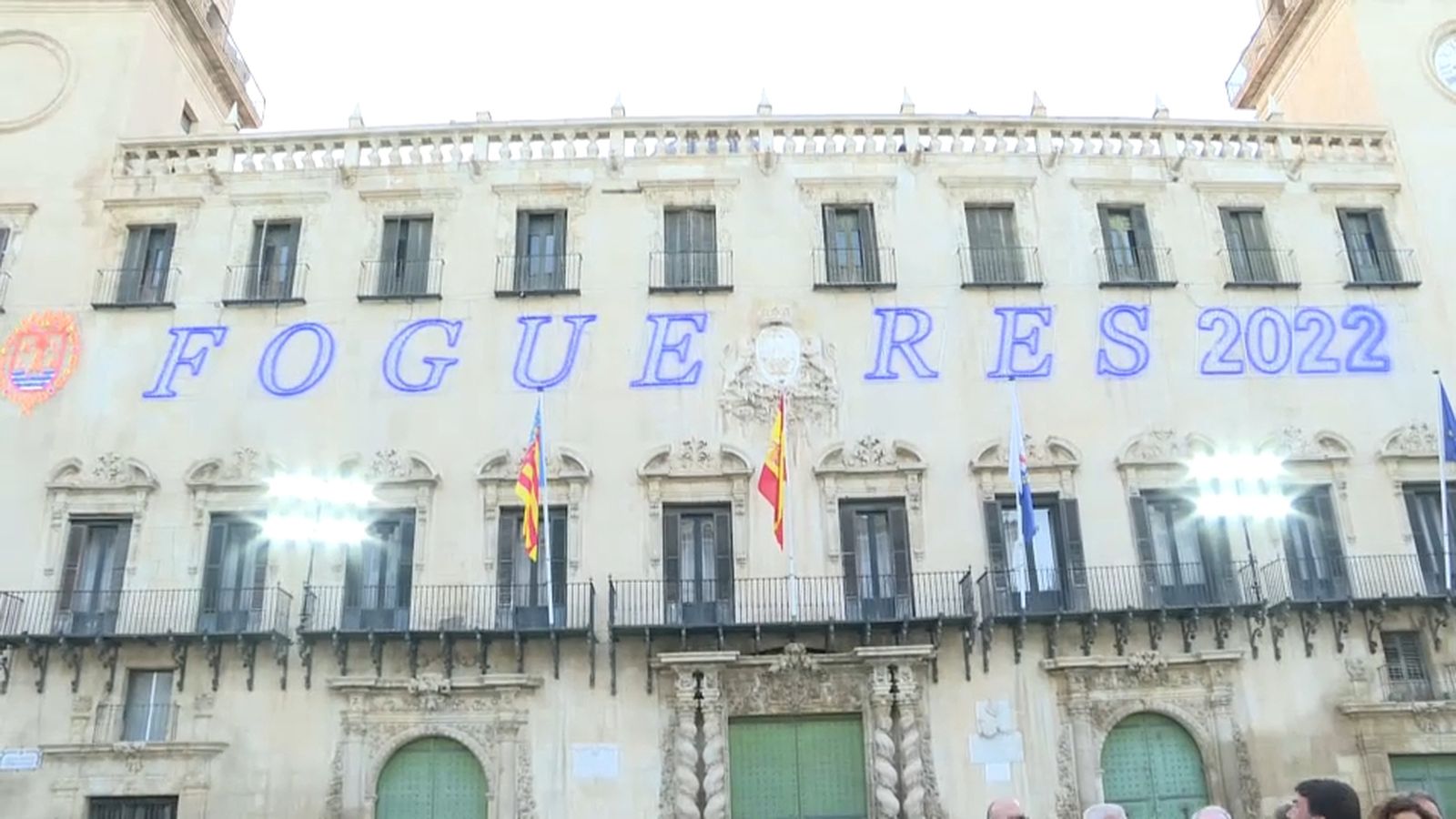 Les llums de la façana de l'Ajuntament d'Alacant per a les Fogueres 2022