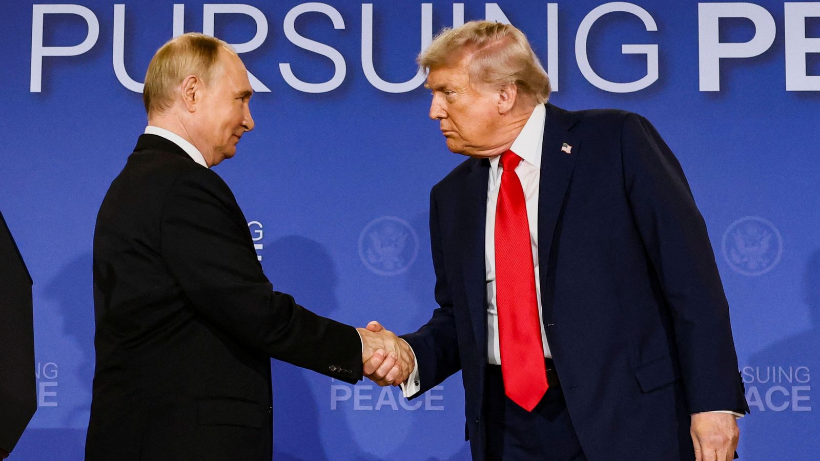 Putin i Trump encaixen les mans este divendres a Alaska