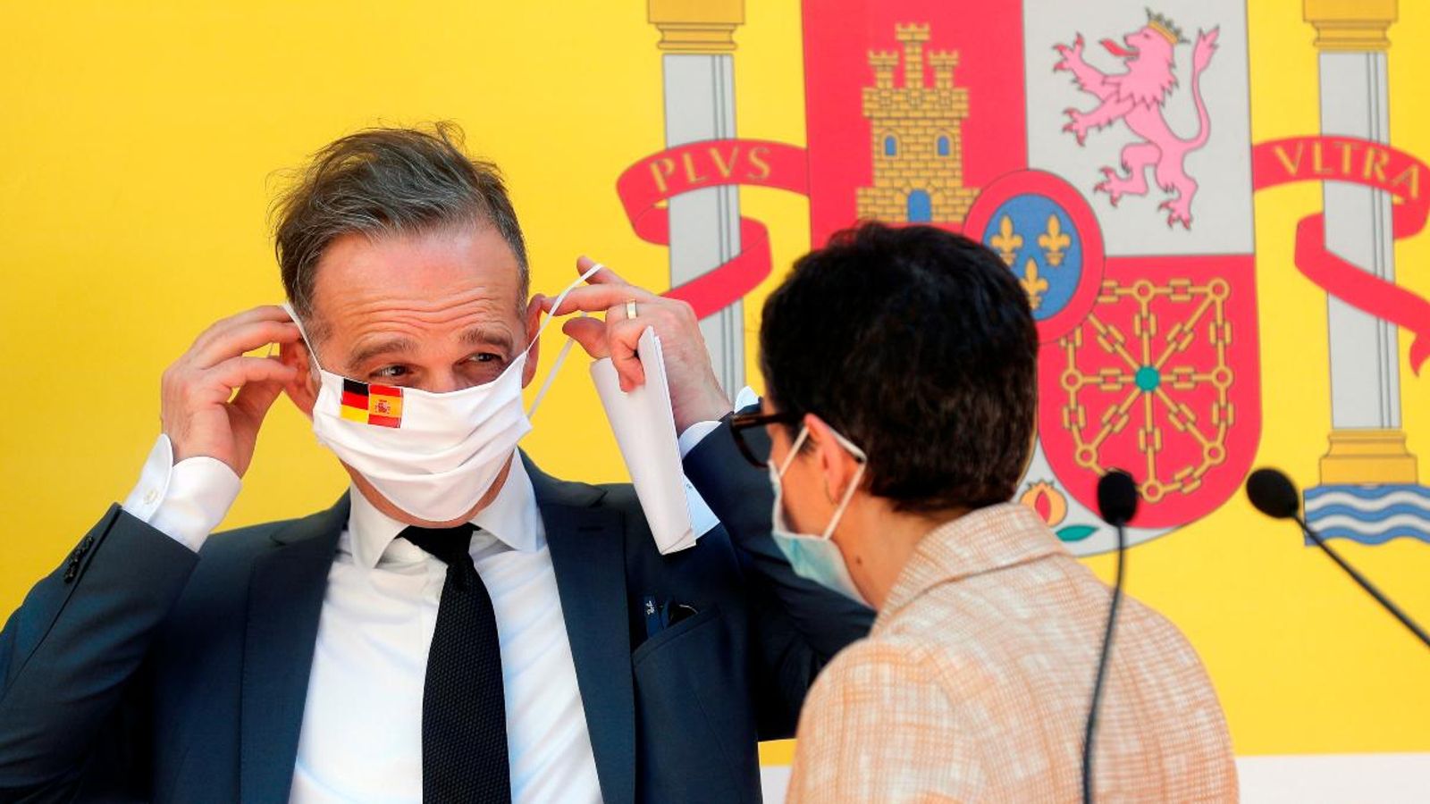 El ministre d'Afers Estrangers, Heiko Maas, es posa la mascareta mentre conversa amb la ministra González Laya, qui està d'esquena