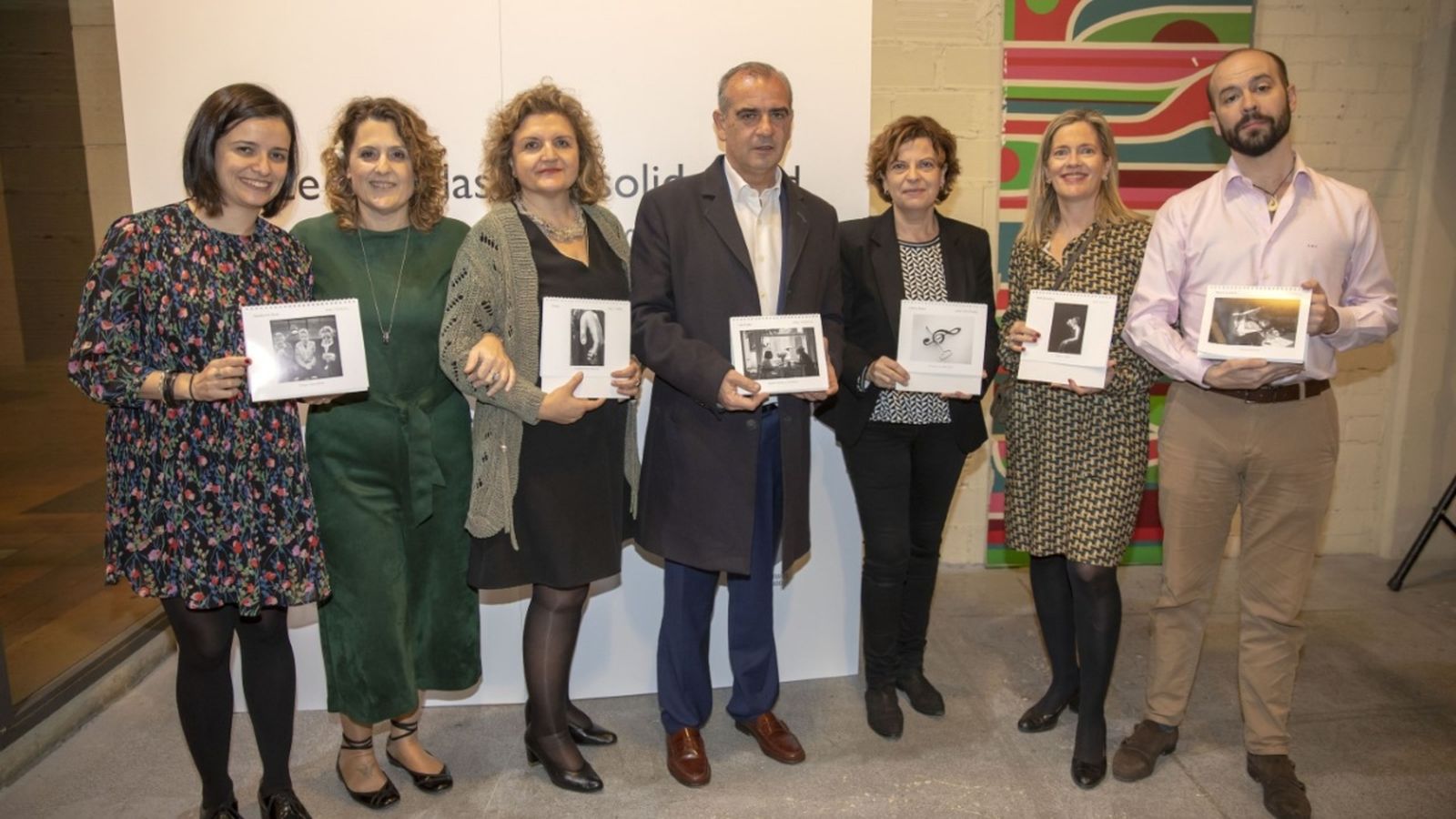 La presentació del calendari va aplegar més d'un centenar de personalitats a València