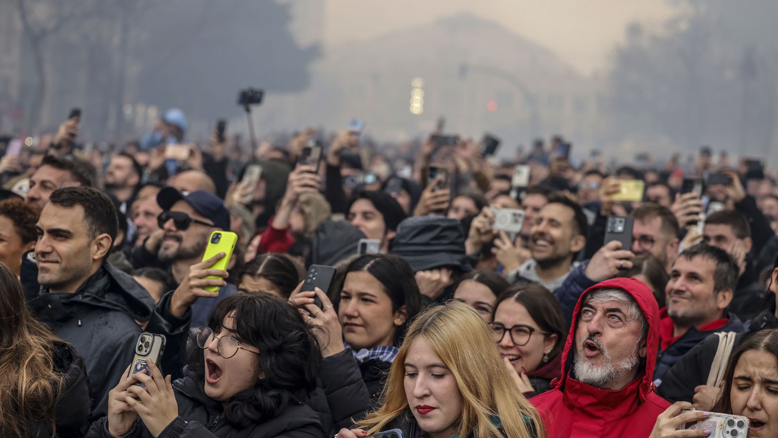 Milers de persones observen la mascletà el passat 17 de març a València,